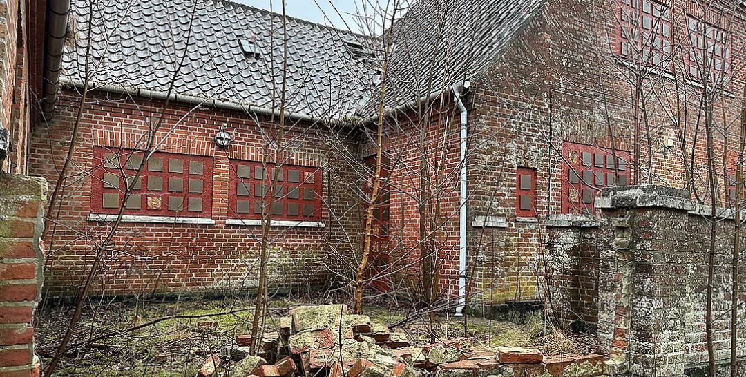 Jerup Borgerforening giver op: Stationsbygning er en ruin, men må ikke ...